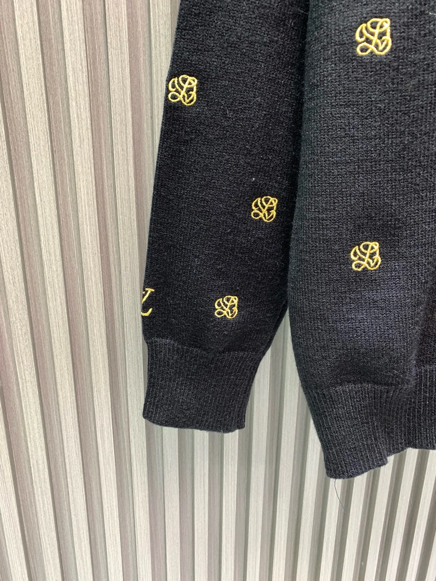 🅿️460 🀄️ Louis Vuitton 1*v25 new autumn and winter full-flower printed embroidered knitted pullover made of 50% sheep 🐏 velvet material, so it has natural softness and comfort, and also has good hygroscopicity and breathability. Matte needle-embroidered full-flower logo. The contrasting matte embroidery thread material is used for the version to best restore the same effect as the original version. The embroidery is very fine and dense. By controlling the direction and tightness of the embroidery thread, the embroidery thread forms exquisite embroidery on the embroidery cloth. Combined with encryption processing to increase the three-dimensional effect. Use water and detergent for cleaning during the general washing process. Make the clothes softer and cleaner through gentle scrubbing and rinsing. Customized buttons. Independently develop the Feidong series of square washing wheat. Three standards are complete.